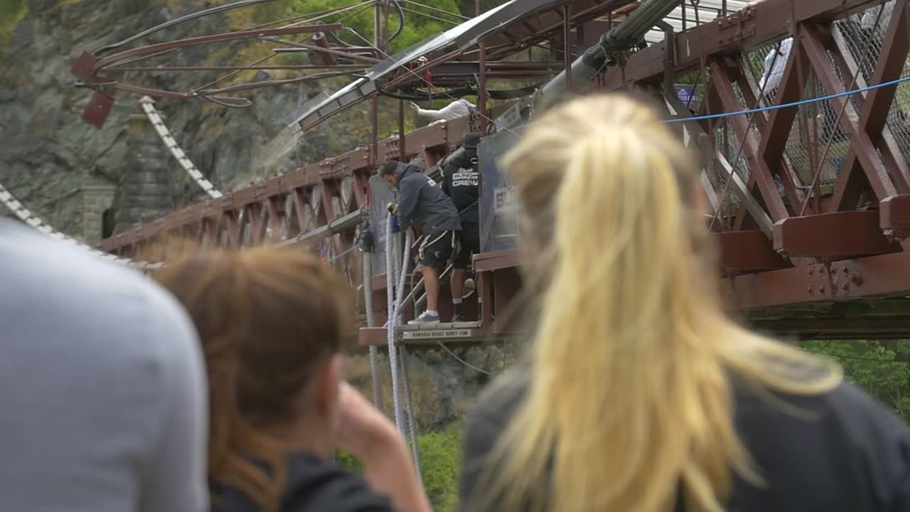 мужчина натягивает тарзанку