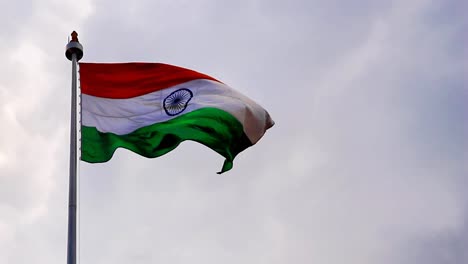 bandera nacional india ondeando con un cielo nublado brillante desde un ángulo único