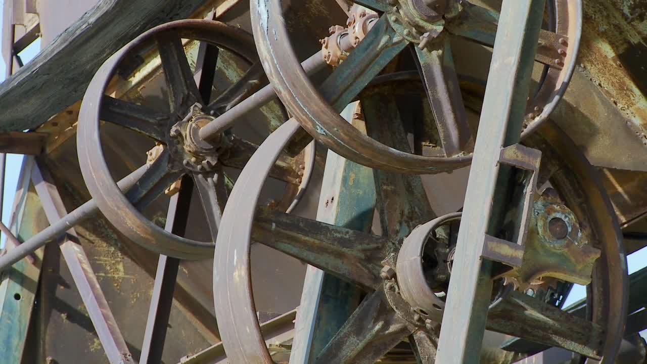 viejas ruedas dentadas se oxidan al sol en una mina abandonada