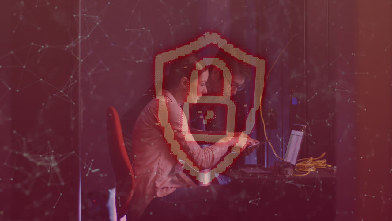 animación de candado sobre diversos ingenieros de ti masculinos y femeninos con computadora portátil por servidor de computadora