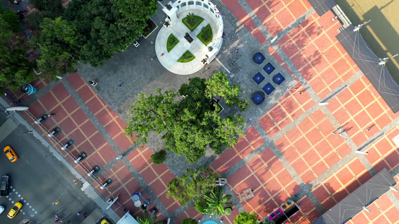 vista aérea superior del monumento de la rotonda en el malecón simón bolívar de guayaquil, un lugar de atracción recreativa y turística con puntos de referencia y espacio para caminar para la gente local y los turistas