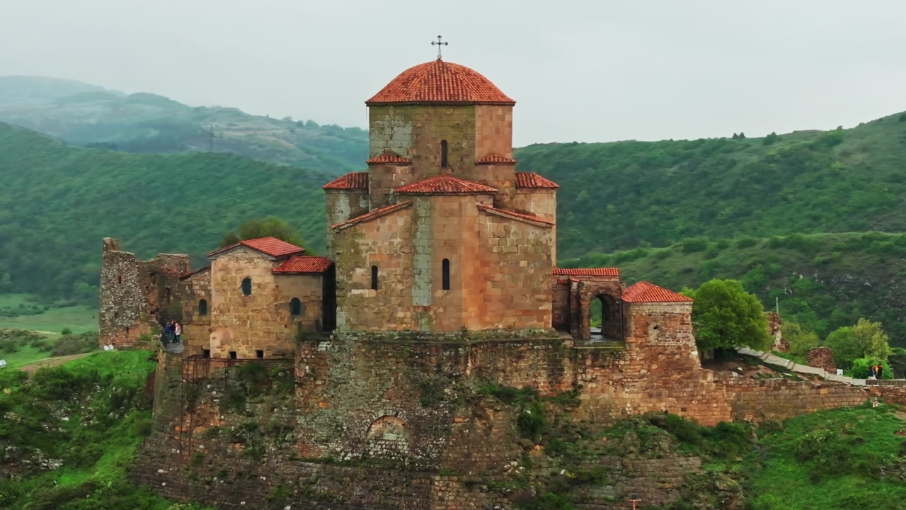 Gürcistan kırsalında, nehirlerin kavuştuğu yerin üzerindeki bir tepede yer alan Jvari Manastırı'nın havadan çekilmiş manzara fotoğrafı.