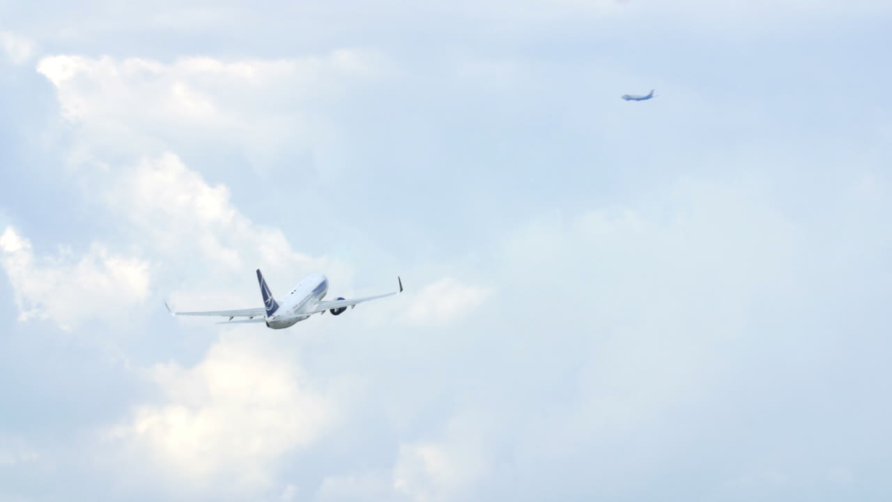 여객 항공기 이륙 후면