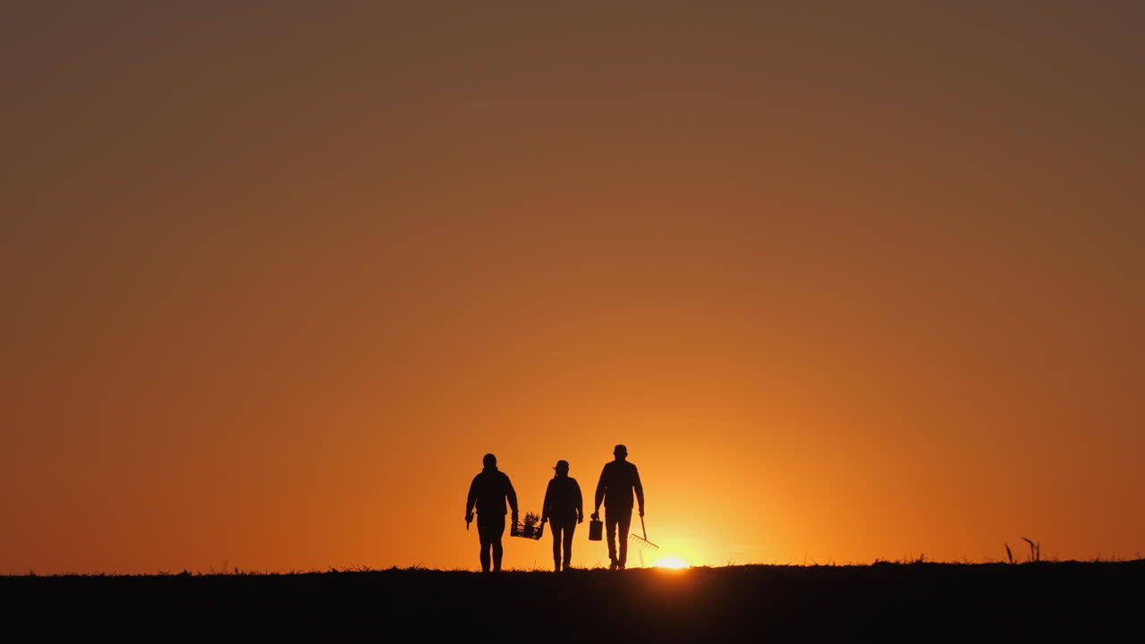 해가 지는 동안 농부 들 의 실루