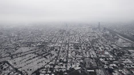 Disparo-De-Drones-En-Un-Día-Nublado-Por-La-Mañana-En-El-Cementerio-De-Dolores-En-La-Ciudad-De-Monterrey,-México-2