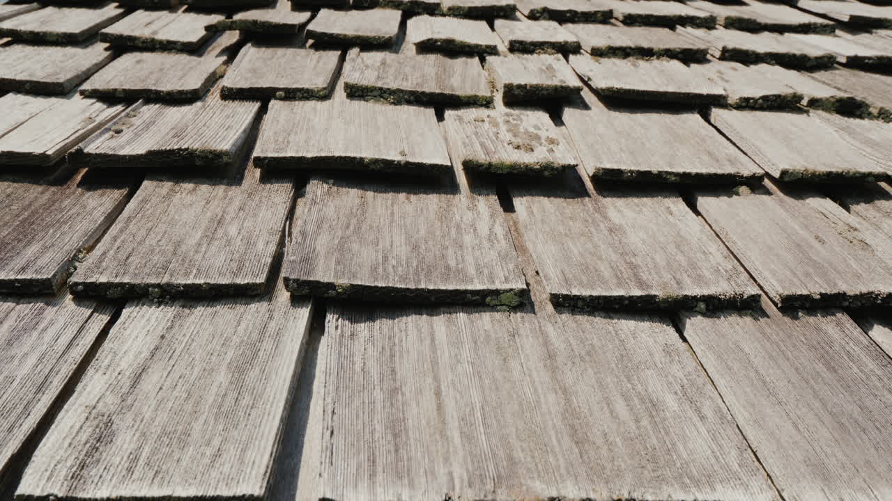 techo de madera de una antigua casa americana hecha de tejas de madera