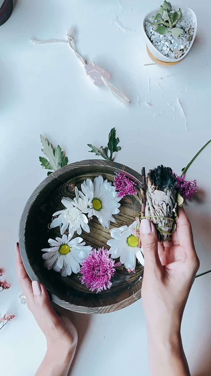 Renselsesceremoni med blomster og krystaller