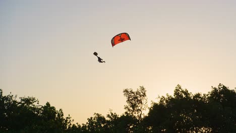 Movimiento-Aéreo-épico-Cuando-El-Kitesurfer-Se-Lanza-En-Un-Gran-Salto---Buen-Contraste-Contra-El-Cielo-Amarillo-Del-Atardecer