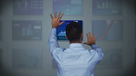 hombre de negocios tocando la pantalla digital
