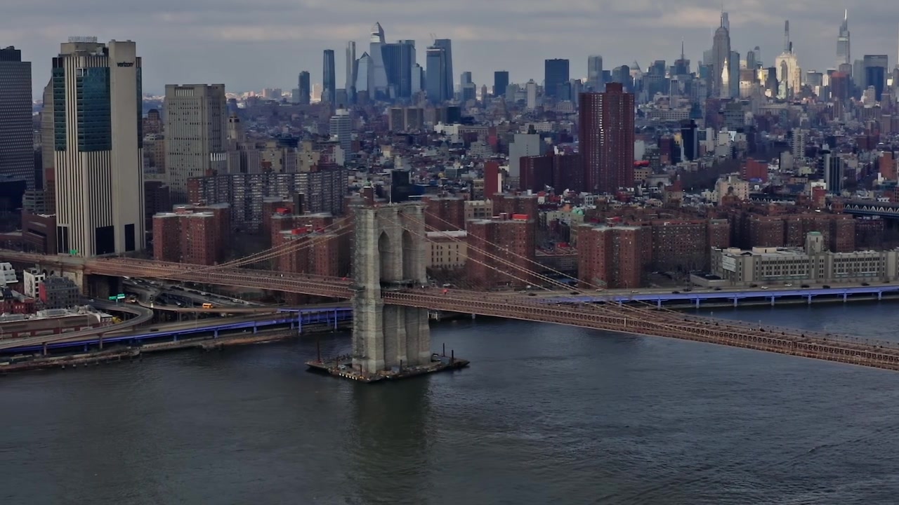 Il Ponte di Brooklyn attraversa l'East River con lo skyline di New York sullo sfondo.