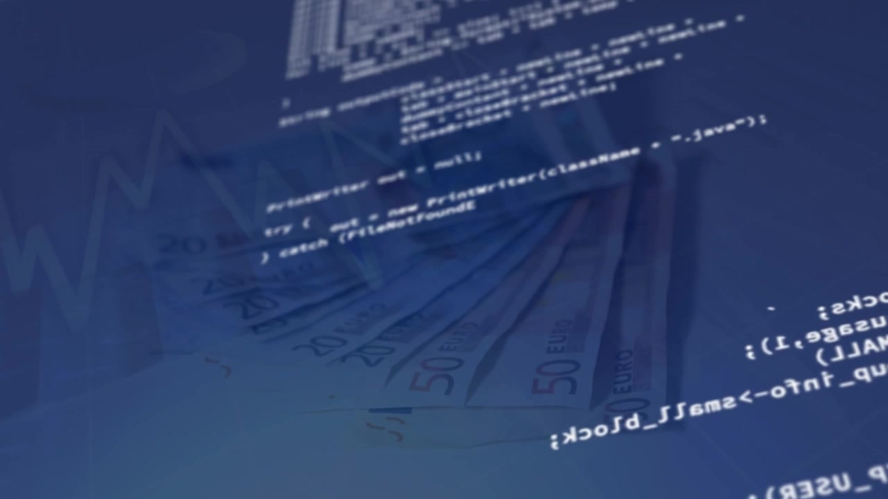 プログラミングコードと金融データが重ねられたユーロ紙幣
