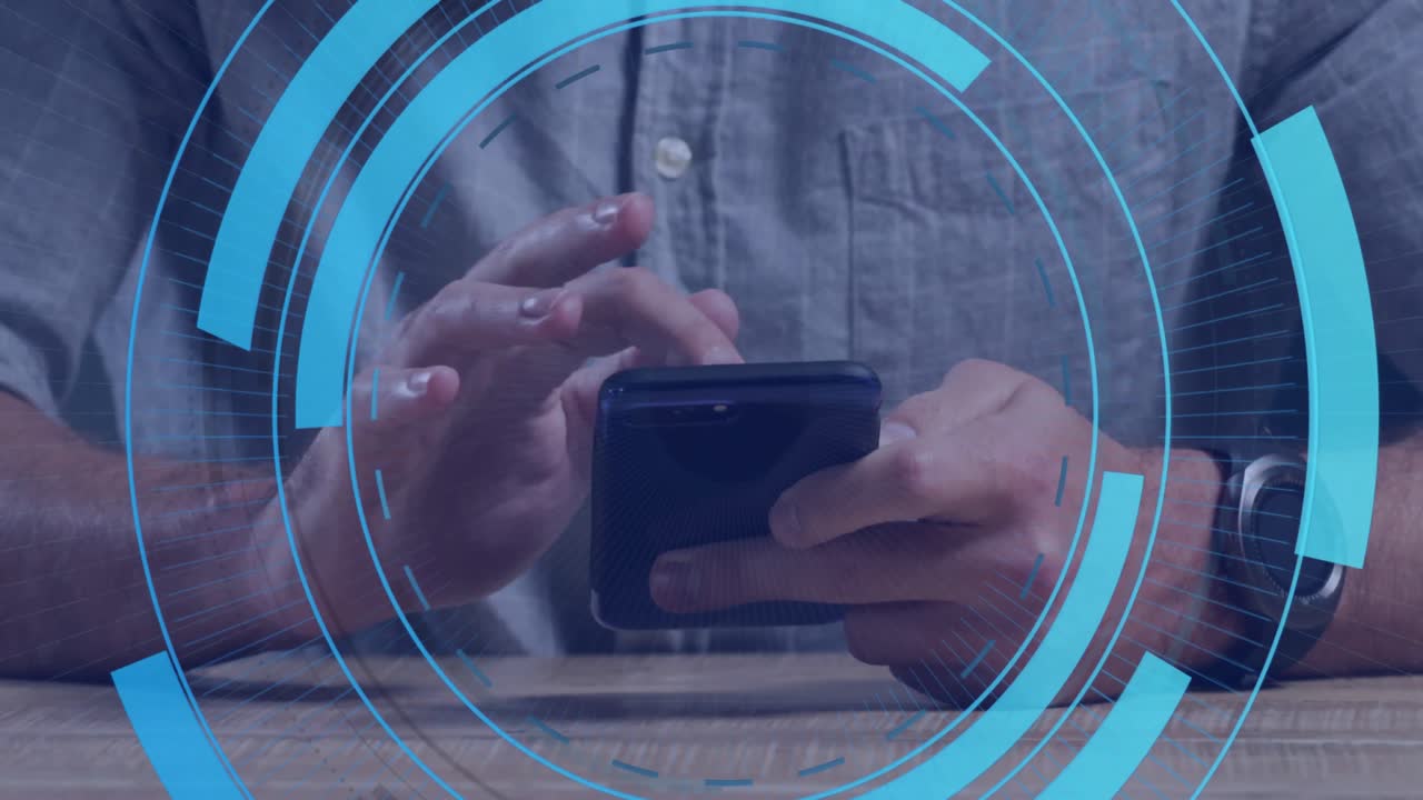 animación de círculos de procesamiento sobre las manos de un hombre caucásico usando un teléfono inteligente.