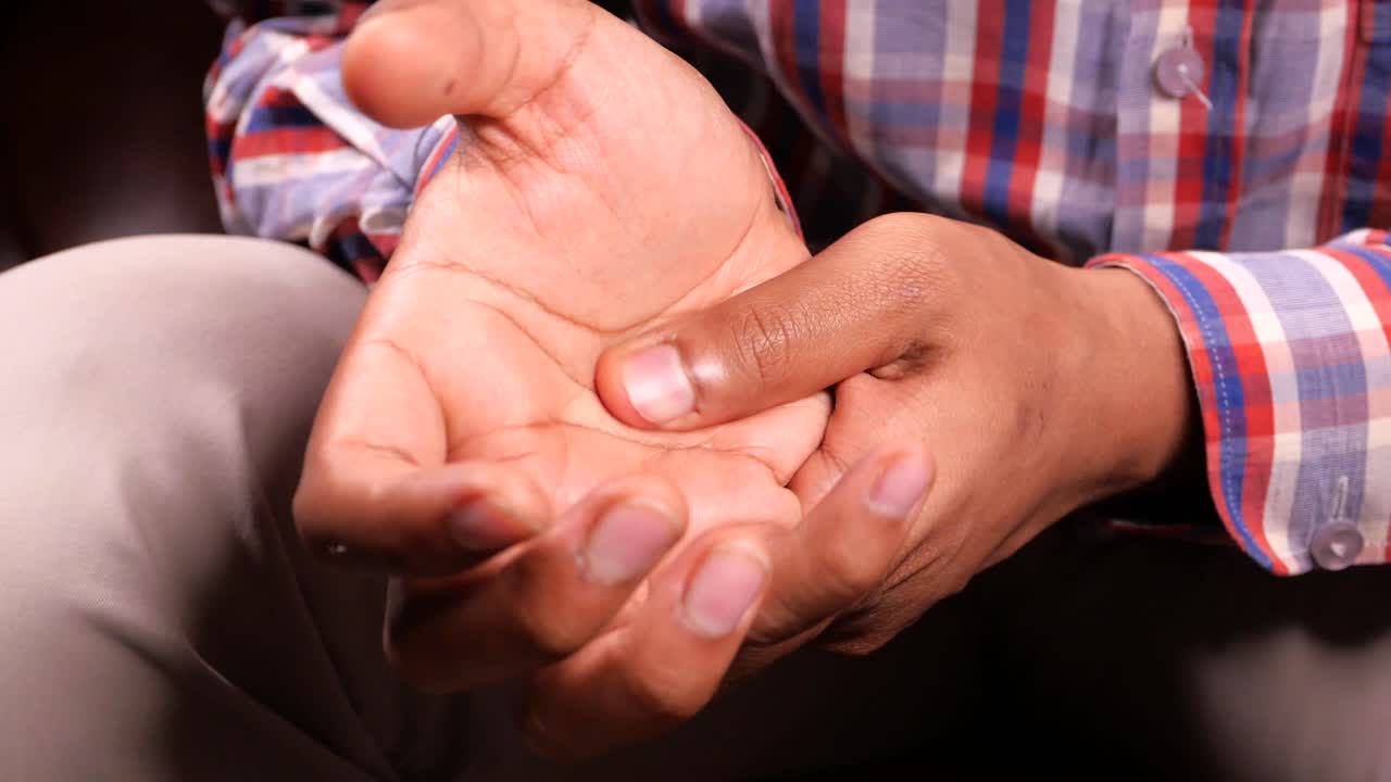 primer plano de una persona chequeando su muñeca
