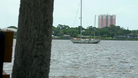 Blick-Auf-Die-Wunderschöne-Stadtarchitektur,-Den-Fluss-Und-Die-Boote-In-Daytona,-Florida