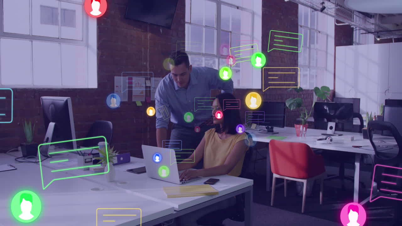 animación del procesamiento de datos de las redes sociales sobre diversas personas de negocios en la oficina