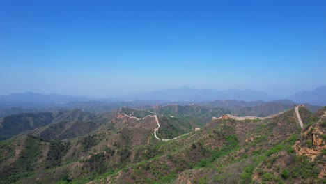 Malerische-Aussicht-Auf-Die-Chinesische-Mauer,-Die-Sich-Durch-Die-Berge-Schlängelt