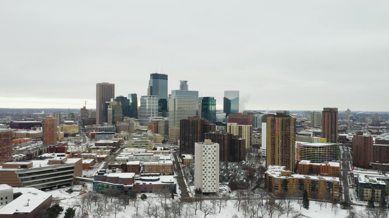 Ripresa orbitale con lo skyline di Minneapolis sullo sfondo