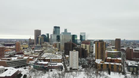 Umlaufender-Schuss-Mit-Skyline-Von-Minneapolis-Im-Hintergrund