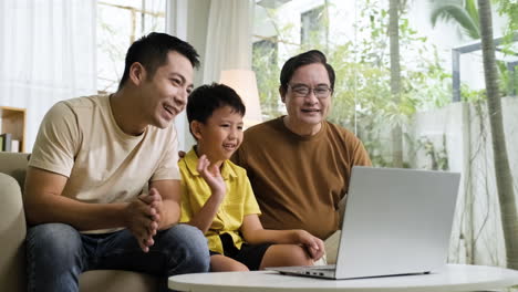 Asiatische-Männer-Und-Jungen-Im-Wohnzimmer