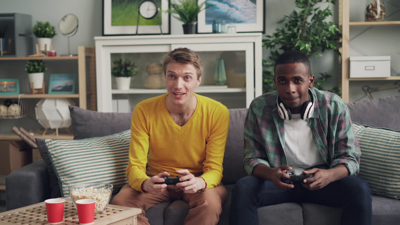 집에서 게임하는 친구들