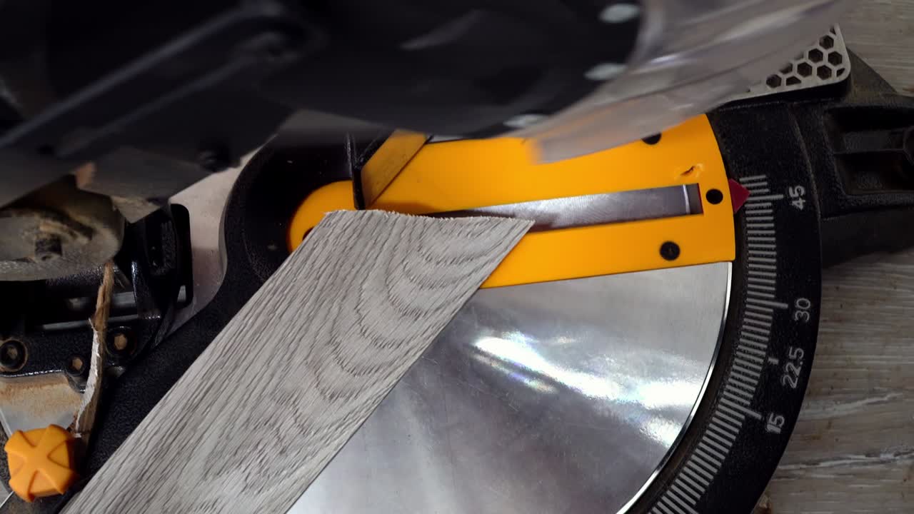 전기 원형 도자기로 라미네이트 바닥 판을 잘라내는 사람