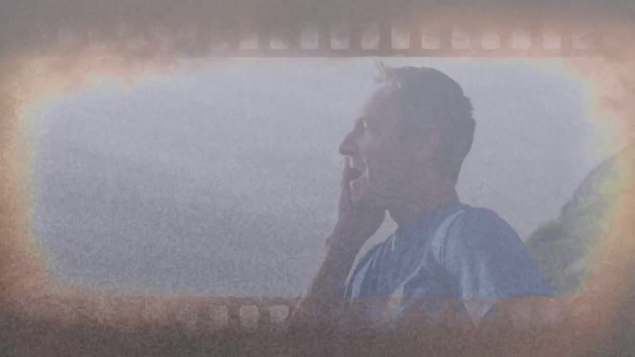 Filmato vintage di un uomo che grida in un paesaggio montuoso