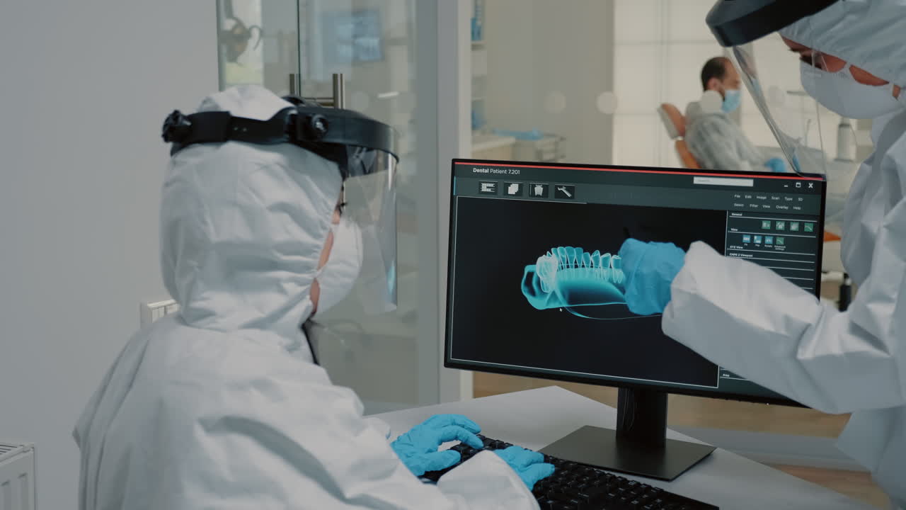 equipo de ortodontistas que examinan la radiografía de la dentición