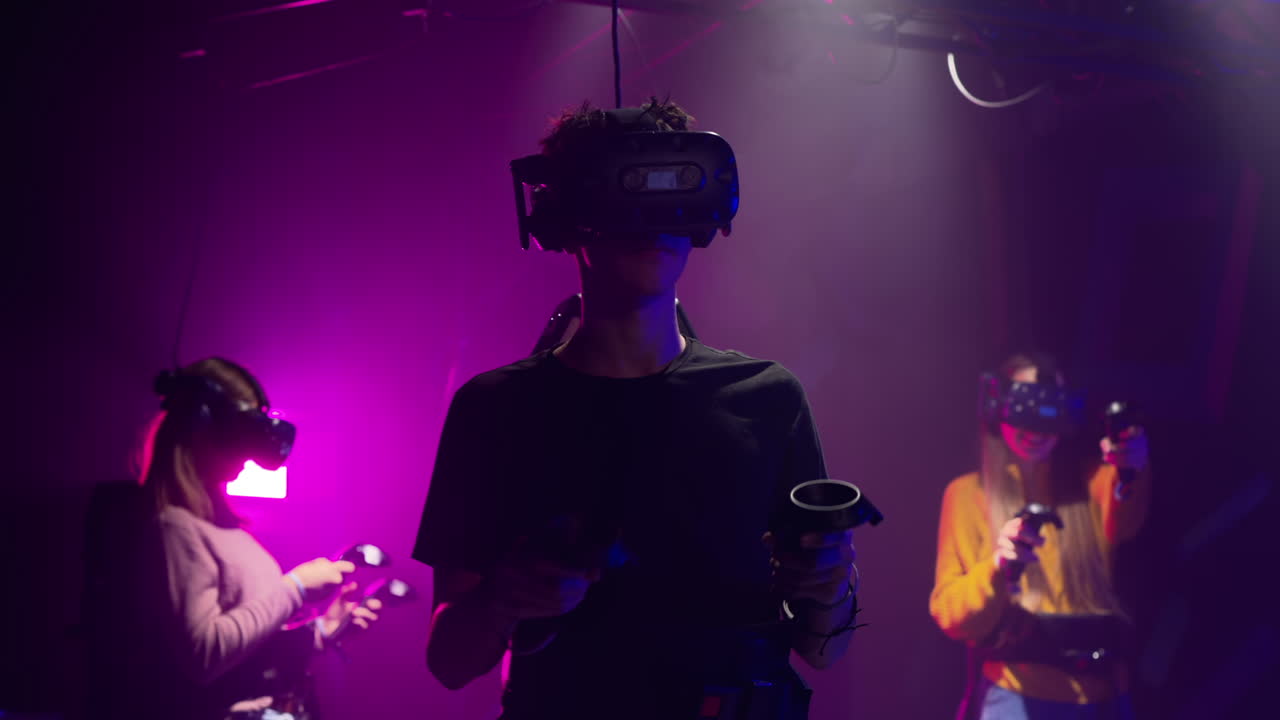Adolescenti che giocano con un visore per la realtà virtuale in uno studio