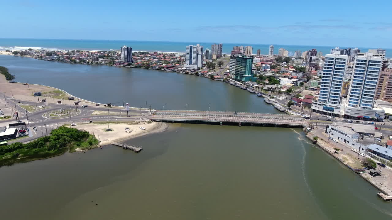 Vista aerea laterale del Ponte Giuseppe Garibaldi che collega Imbé e Tramandaí sul fiume Tramandaí nel Brasile meridionale.