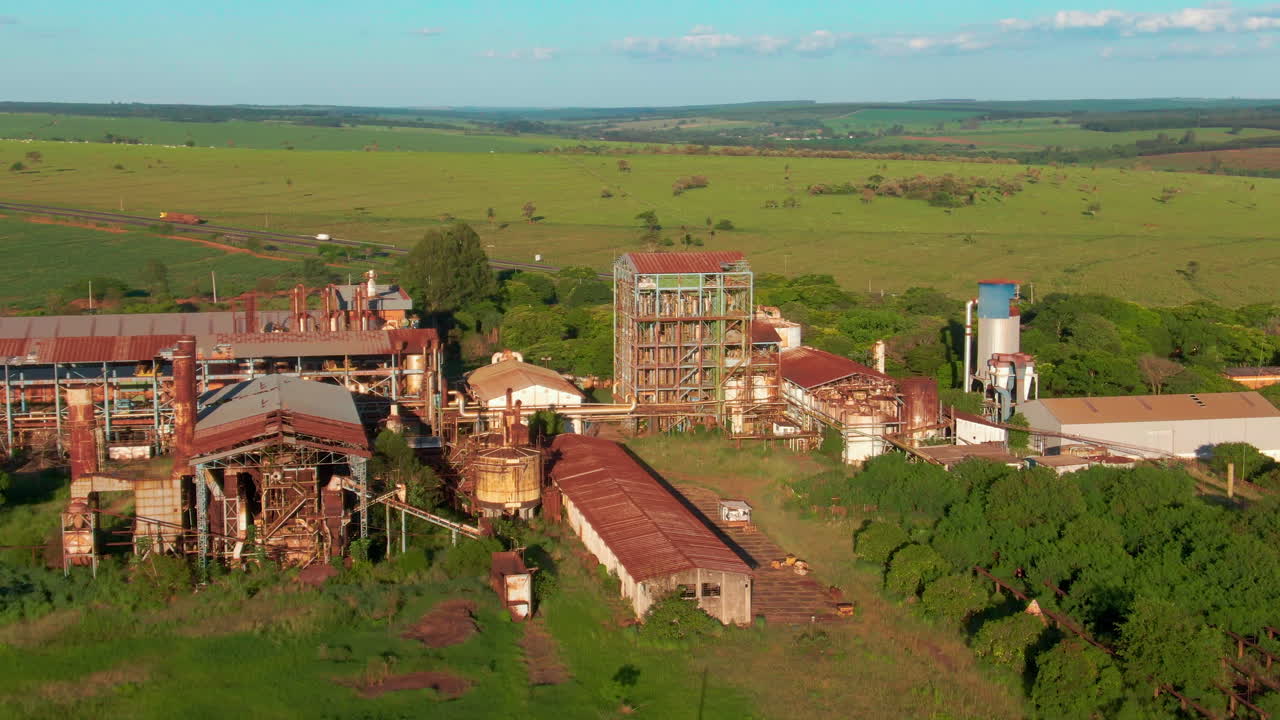 시골 에탄올 연료 증류 공장 공장 건물 들 의 드론 공중 풍경 시골 농경지 에 있는 시설 발효 증류 가공 산업.