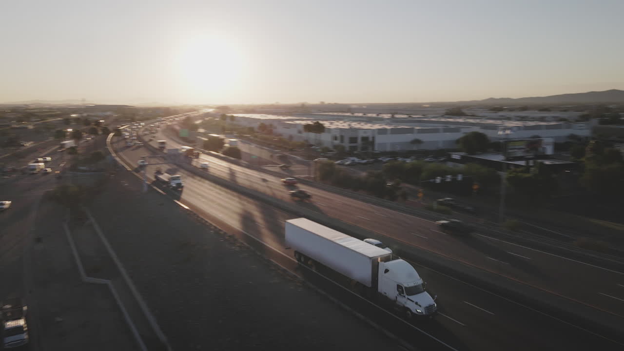 Luftfoto af motorvejstrafik ved solnedgang