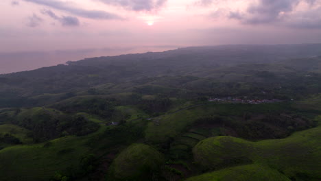 volando sobre nusa penida al atardecer, en bali, en indonesia