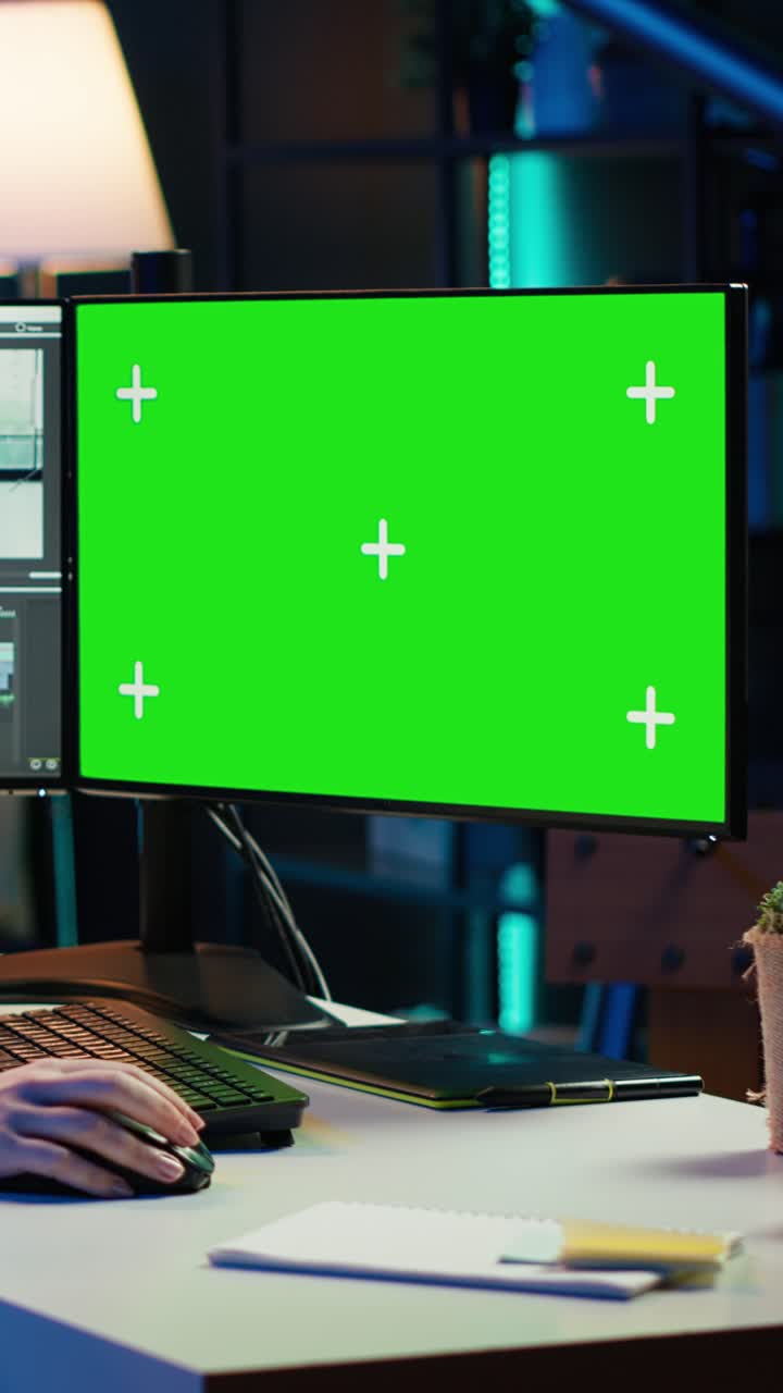 Vertikal video: Kvinde bruger professionel software på mockup-pc til at skabe visuelle elementer