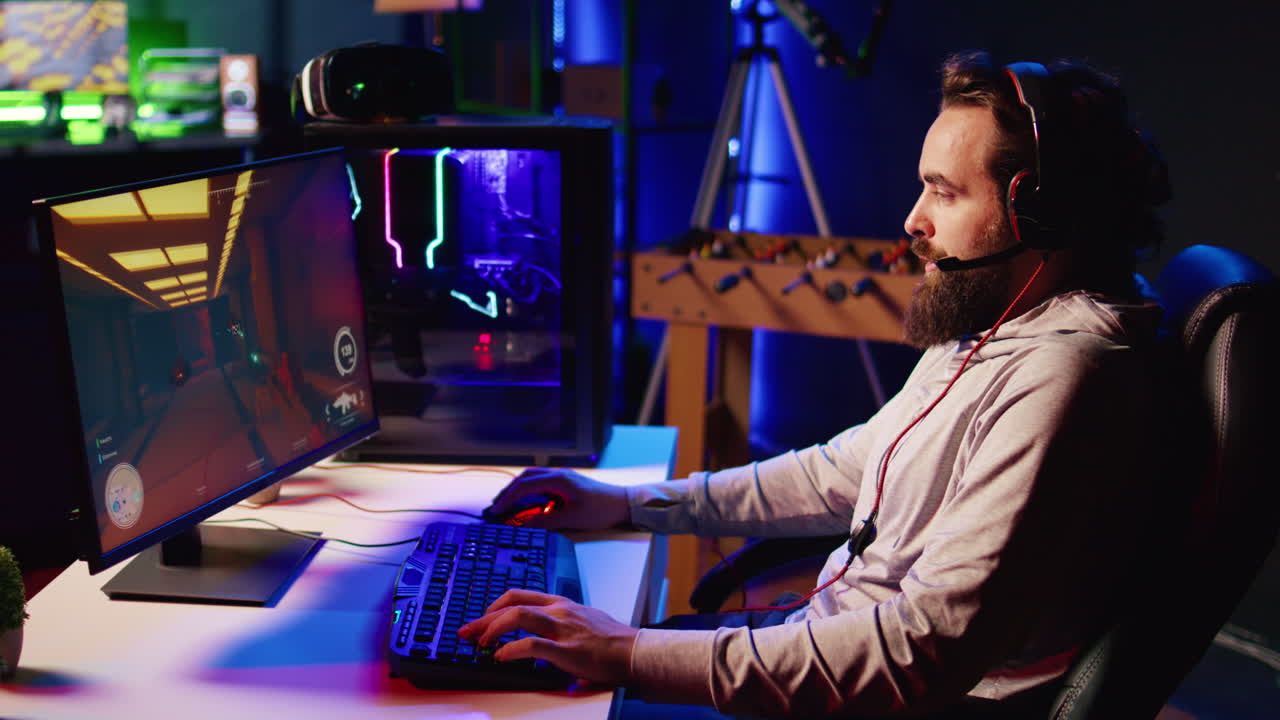 게임 플레이어가 화를 내며 컴퓨터를 끄고 온라인 팀 동료를 비난합니다.