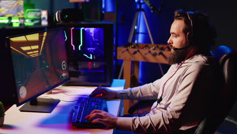 jugador apagando la computadora en ira después de recibir el juego sobre la pantalla, culpando a sus compañeros de equipo en línea