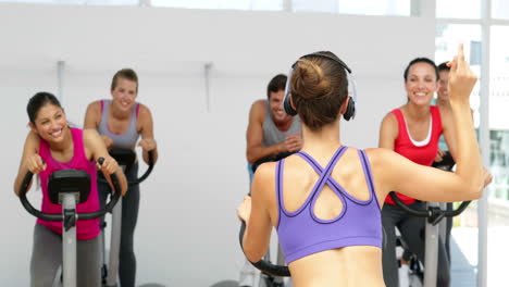 Spinning-Kurs-Im-Fitnessstudio-Unter-Leitung-Einer-Engagierten-Trainerin