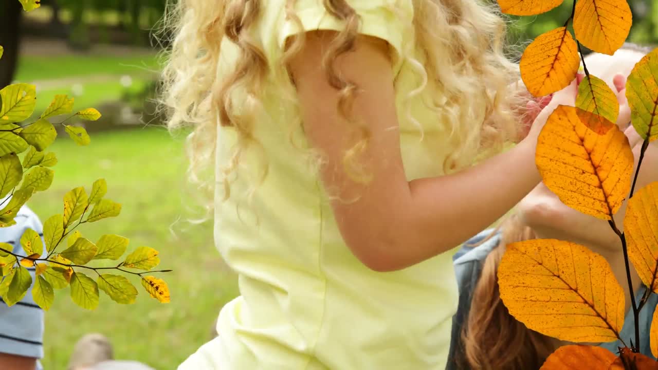 animación de células covid sobre familia enferma en el parque de otoño