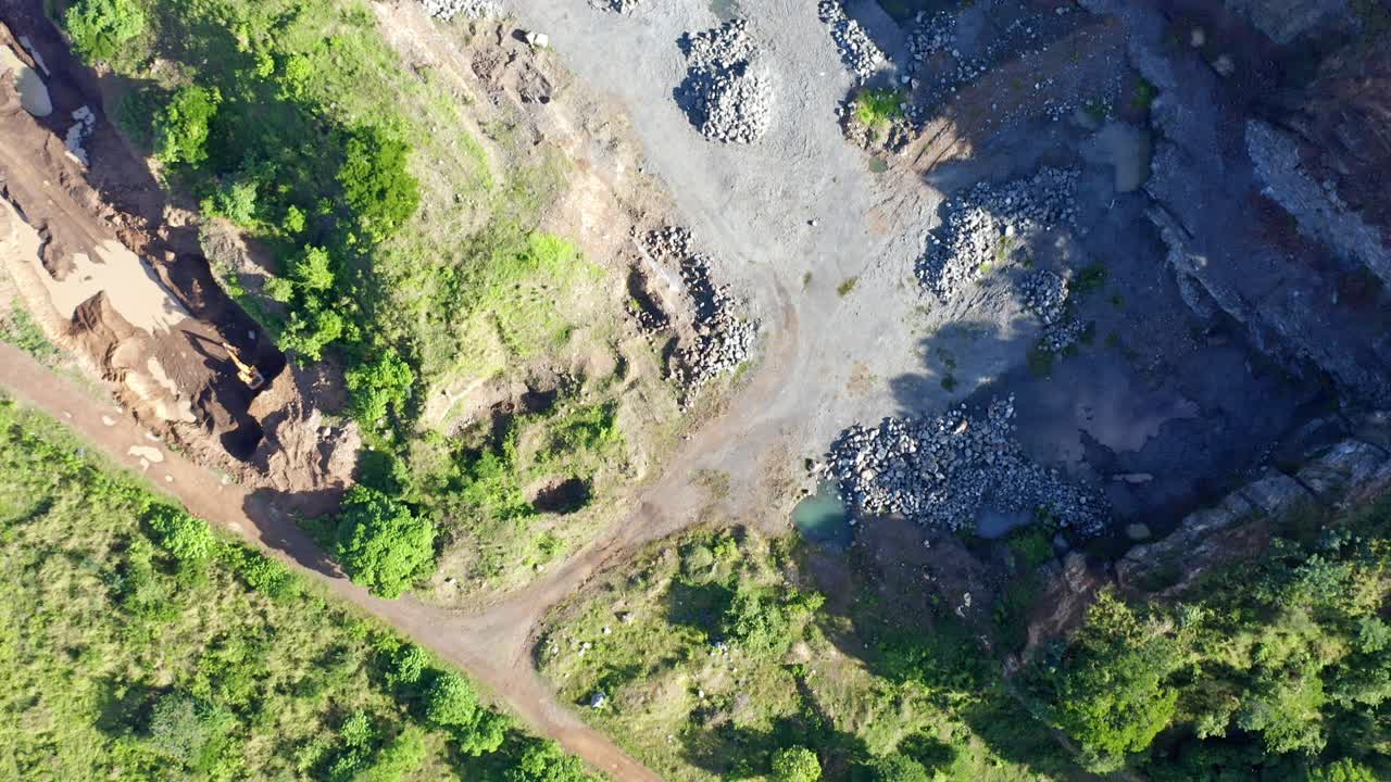 mina de roca volcánica en el seibo, república dominicana durante el día - antena arriba hacia abajo
