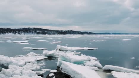 Überblick-über-Den-Zugefrorenen-See-Mit-Eisbergen,-Im-Meer-Schwimmende-Eisberge,-Gefrorenes-Wasser