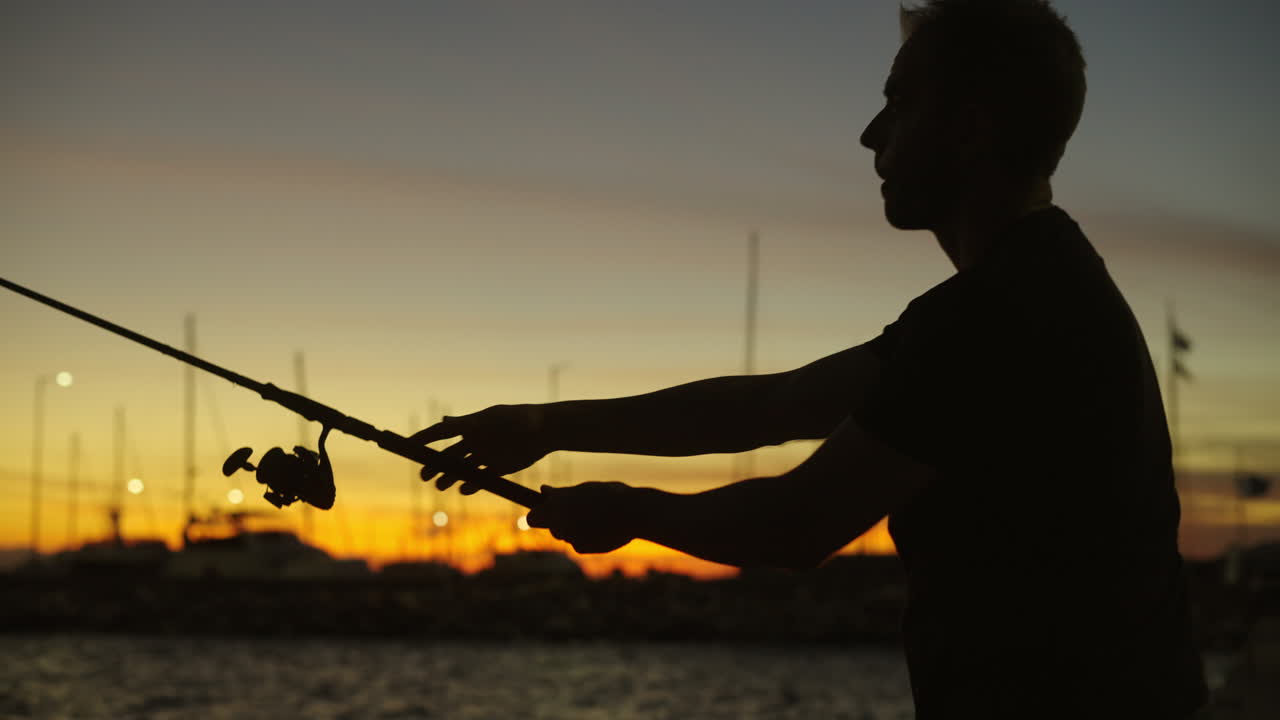 Pria Memancing Saat Matahari Terbenam