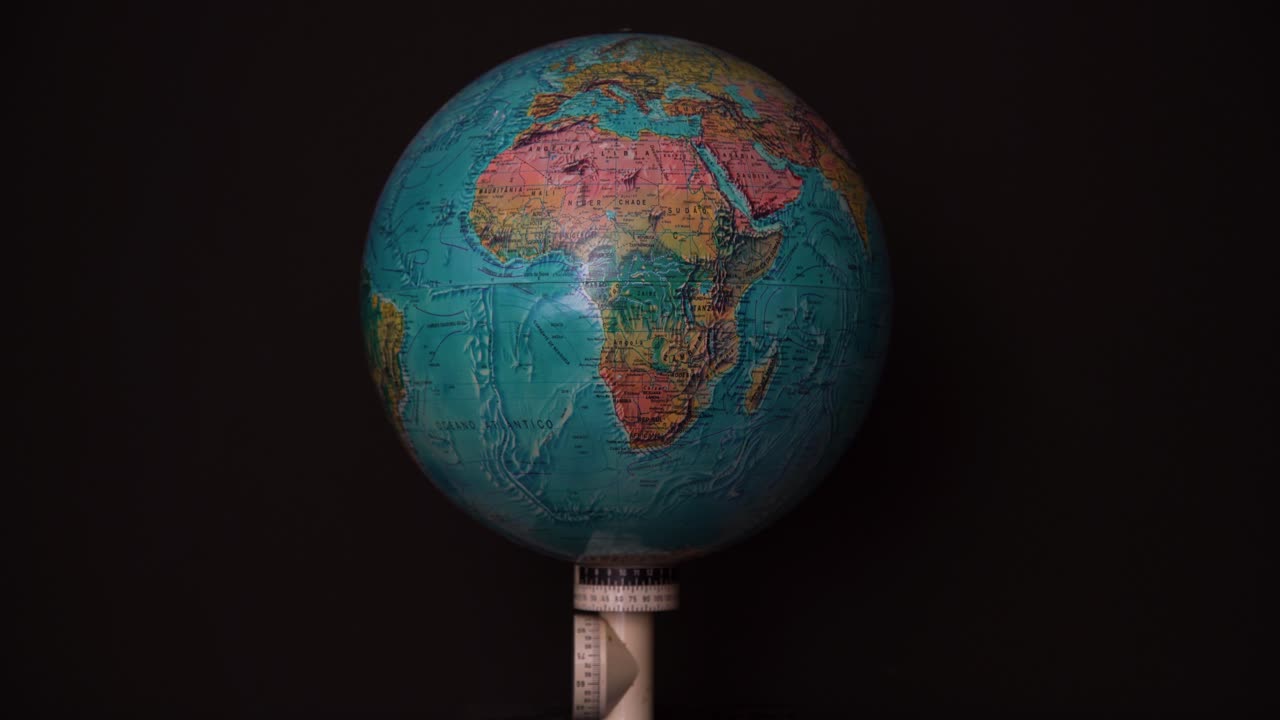 Zoom lento sull'Africa su un mappamondo