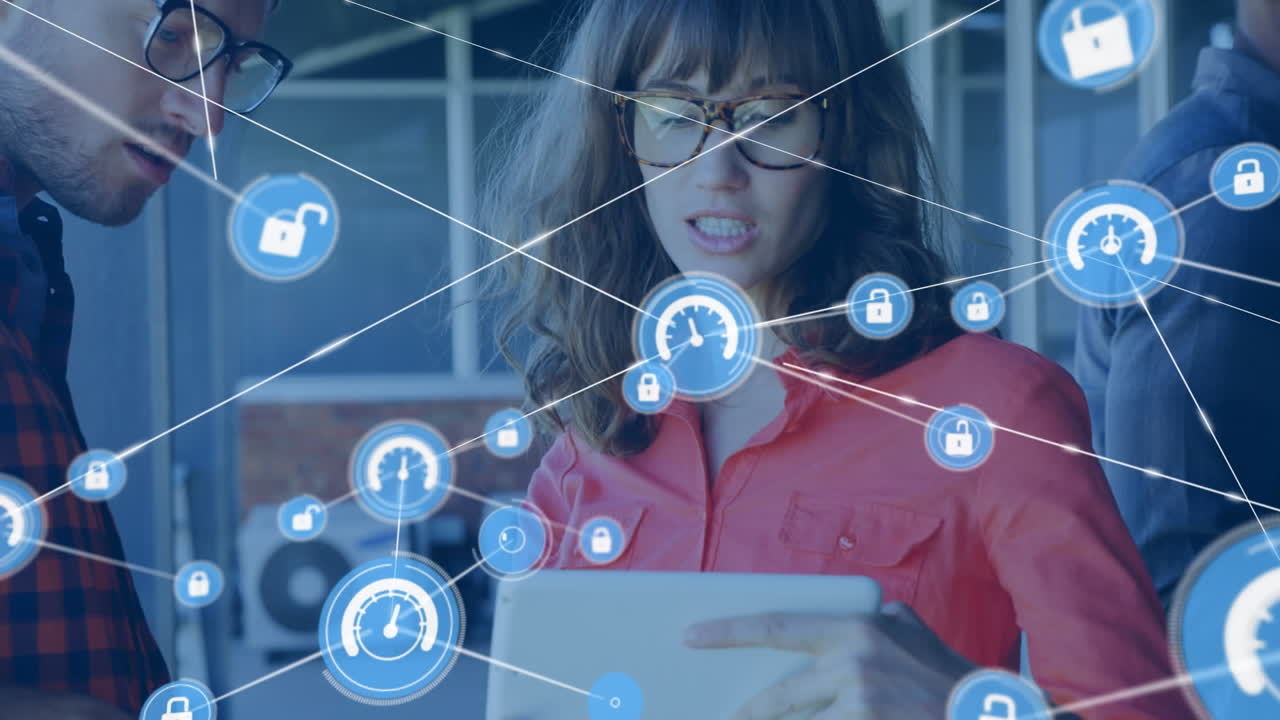 animación de iconos conectados sobre diversos compañeros de trabajo discutiendo informes en una tableta digital.