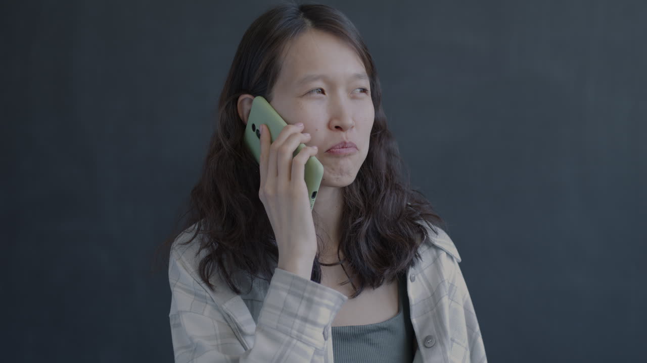 전화 통화하는 여자