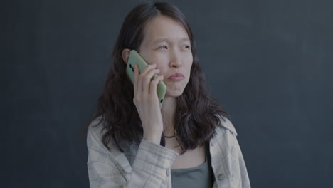 mujer hablando por teléfono