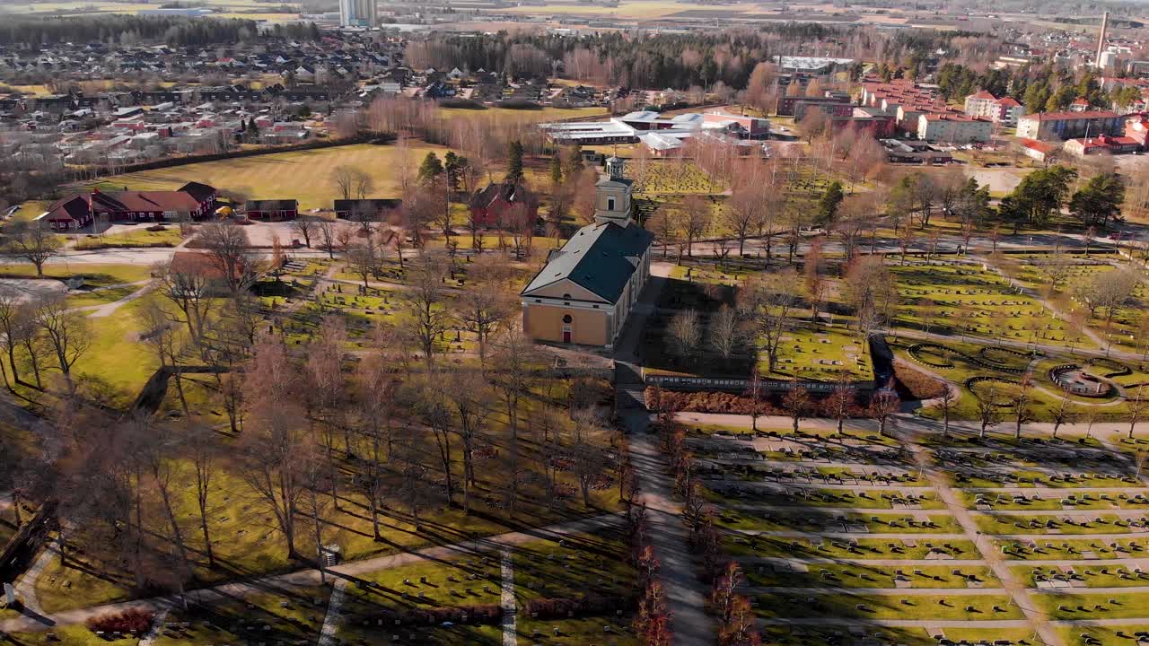 dron volando lejos de la iglesia panoramizando en una pequeña ciudad