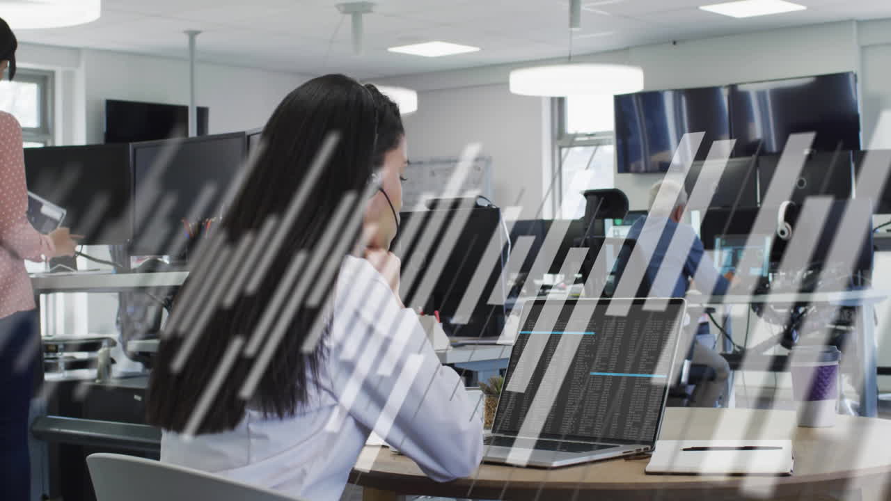 전화 헤드을 사용하는 아시아 사업가에 대한 다이어그램의 애니메이션