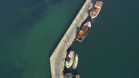 siéntase libre de vagar por el muelle.