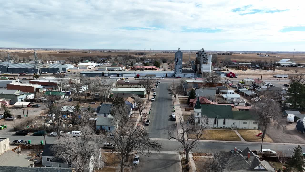 Aultin maatalouskaupunki Coloradossa. Drone nousee näyttämään siiloja ja rautateitä.