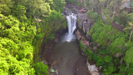 Tegenungan-Kaskaden-Naturbecken-Im-Bali-Ubud-Dschungel