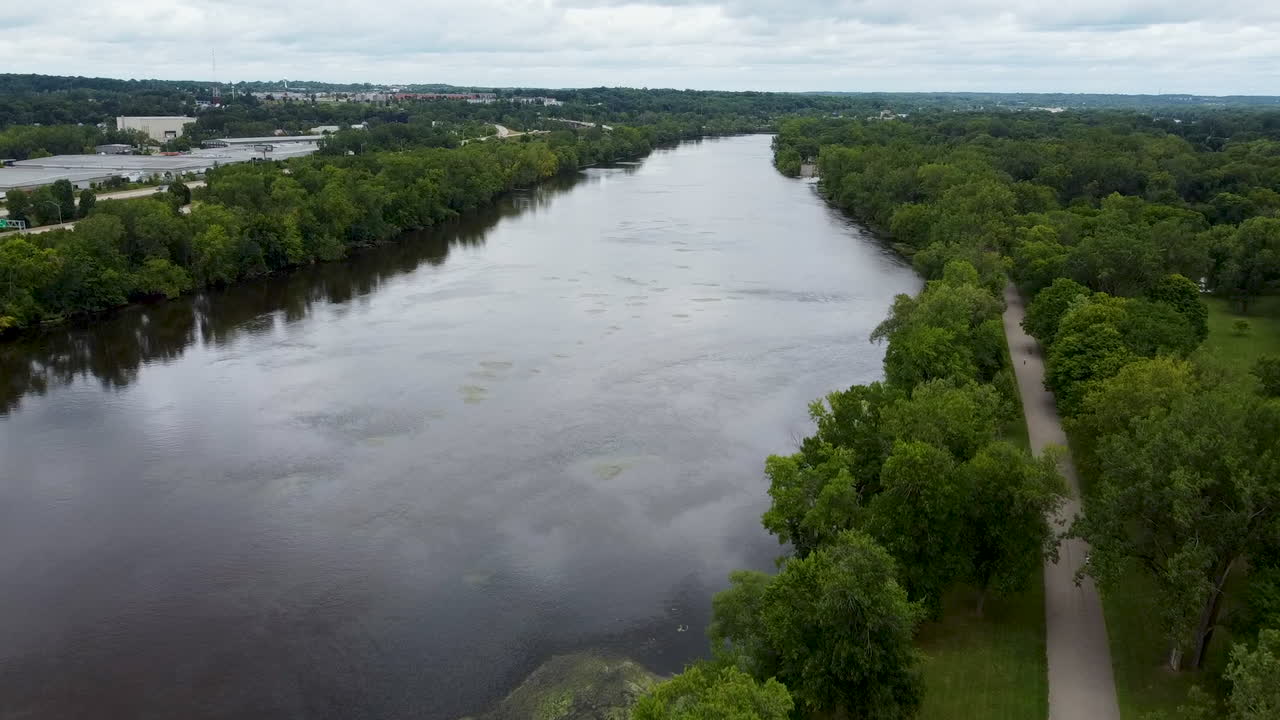 imágenes aéreas de drones en el parque riverside.